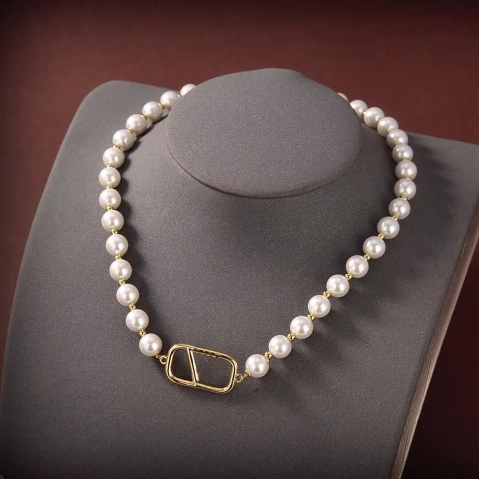 Sweet Simplicity Lady Brass Pearls Halsband hängsmycken Geometri Design Initial V Litter pärla dekorera kvinnor kedja halsband juvel248i