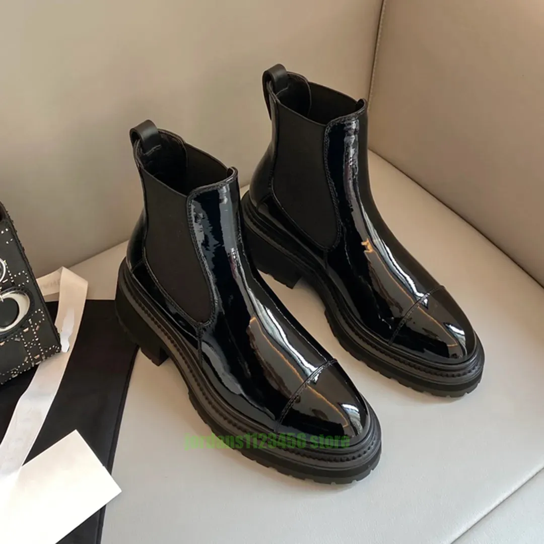 Lüks Tasarımcı Kadınlar Chelsea Boots Inkkin Patent Deri Yüksek Elastikiyet Elastik Bant Konforlu Düz Ayakkabılar Karışık Renk Siyah Beyaz Kalın Alt Ayak Bileği Boot