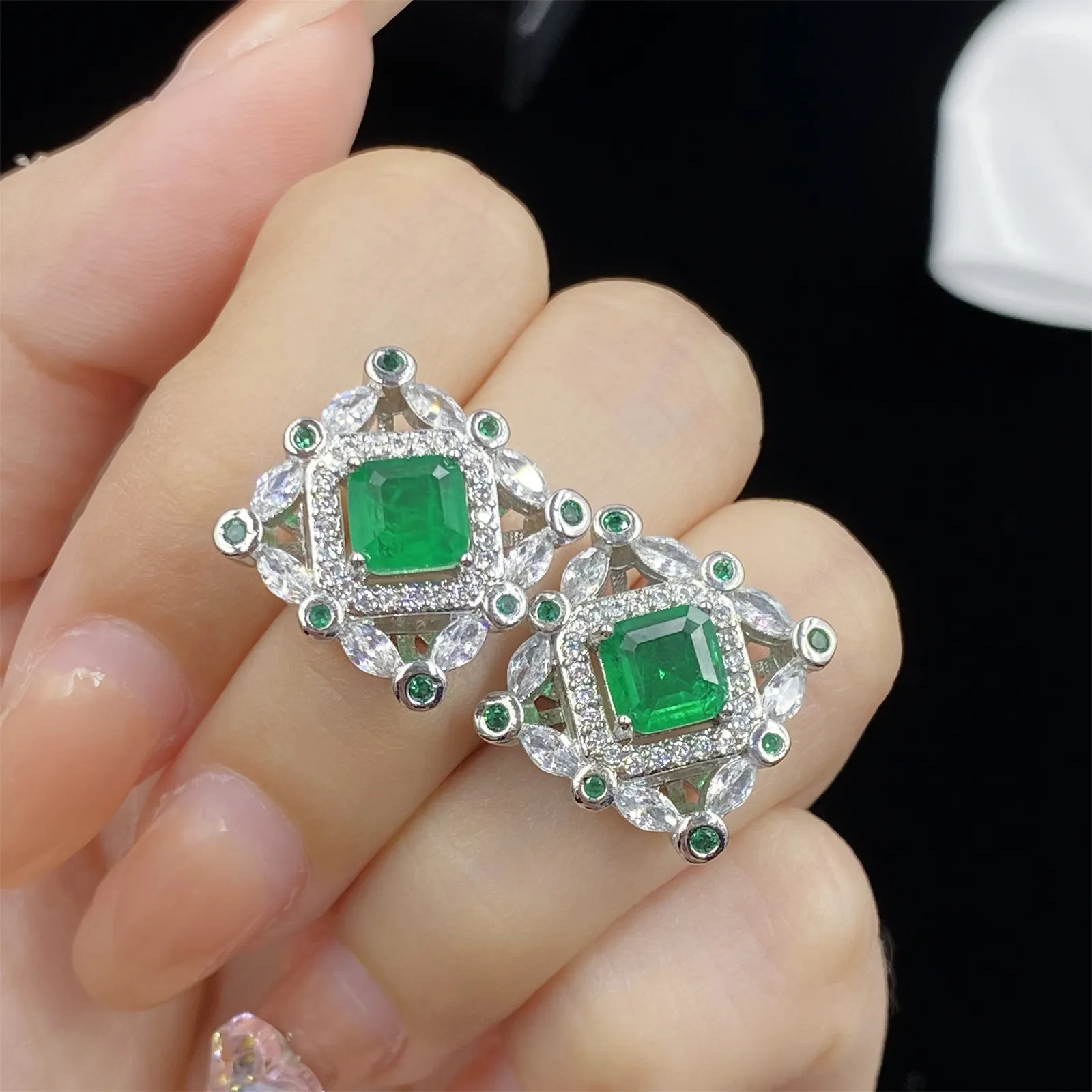 Kızlar moda takı taklit imitasyon zümrüt yeşil yeşil kristal prenses kare küpe saplamaları kız arkadaşı parti mücevher hediyesi