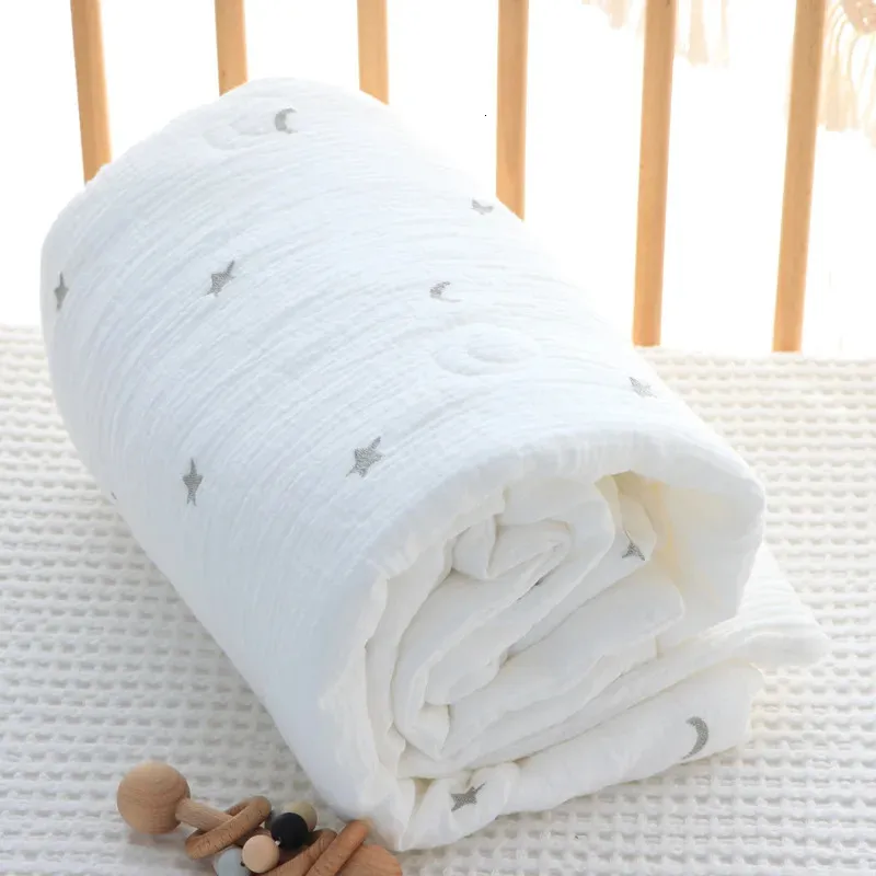 Filtar Swaddling quiltad muslin bomull broderad stjärnträd baby täcke född termisk tröstare spädbarnsäng filt med fyllmedel fluffig täcke 231017