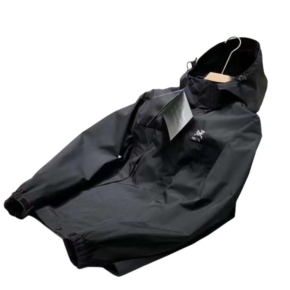 arcterxyデザイナーオーバーコートオリジナルの高品質デザイナージャケットパフウインドブレイクウォータープルーフジャケットライトウェイトレインコートパフフード付き屋外ハイキング服