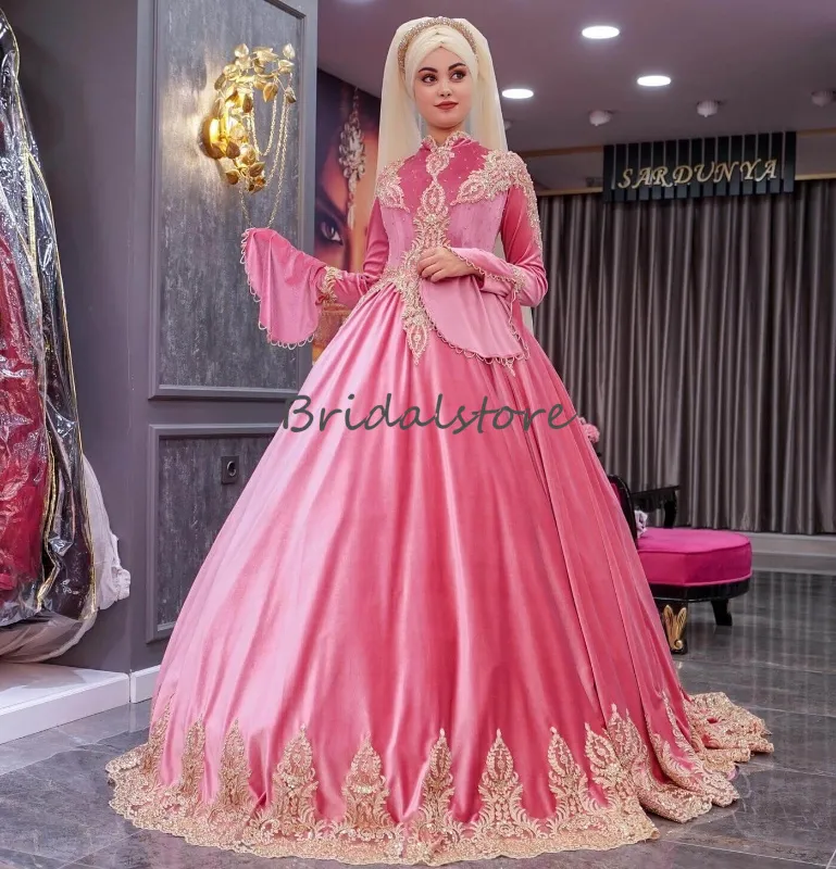 Abito da sposa musulmano dell'Arabia Saudita di lusso 2024 Turco Medio Oriente Indiano Rosa Gotico Sposa Velluto con perline Pizzo Abaya irlandese Vestido De Noiva Casamento Chic Sposa