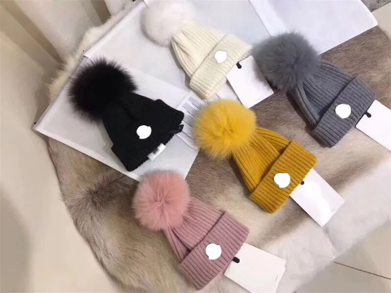 Çocuklar kızlar kafatası beanie pompon şapkalar kış sıcak tasarımcılar örgü kapak bebek kız çocuk moda kapakları nakış mektubu tığ işi beanies çocuk aksesuarları