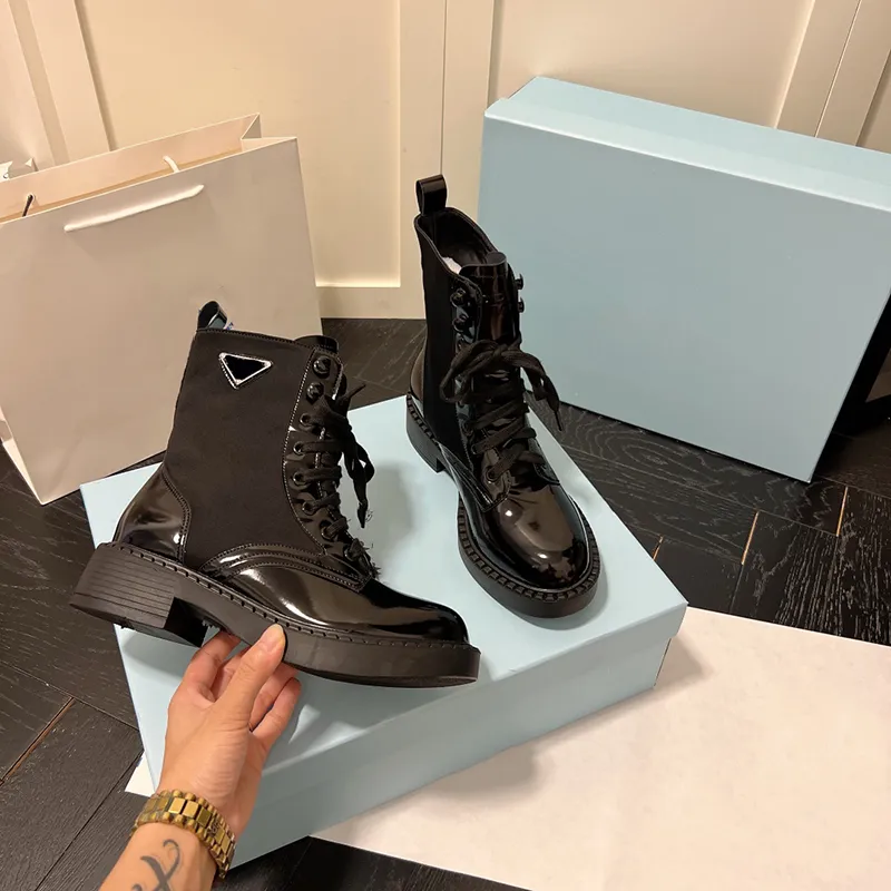 Stivali invernali da donna Stivali da combattimento con piattaforma in pelle nera Moda Scarpe monolitiche con triangolo stringato nero Stivaletti da moto da esterno