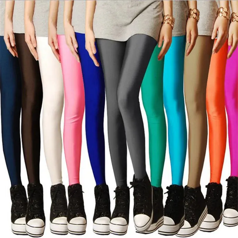 Leggings da donna VISNXGI Pantaloni da donna tinta unita Elasticità brillante Pantaloni casual Spandex fluorescente Fondo lavorato a maglia alla caviglia alla caviglia 231018