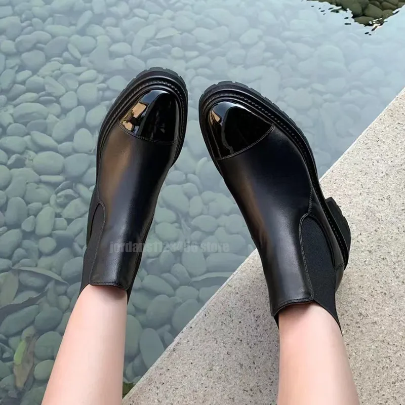 Designer de luxo mulheres chelsea botas cowskin couro patente alta elasticidade elástico sapatos planos cor misturada fundo grosso parece bota de tornozelo fino