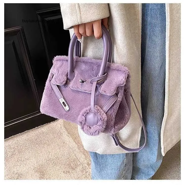 Kvinnor Handväska Autumn och Winter Fluffy Sea Anemone Purple Large Capacity Tygväska Plush Rabbit Hair Handheld Crossbody Bag L