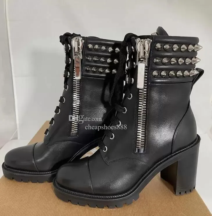 Luxusdesigner Spiked-Schuhe Damen-Stiefeletten-Stiefel aus echtem Leder Hongroise-Wildleder-Knöchel Booty Studded Bootie Schwarze Wildlederfabrik EU35-43