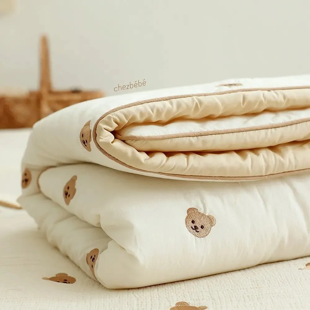 Blankets Swaddling Embroidered Bear Cotton With Filler Winter Infant Thermal Quilt Lovely Bear Pattern Duvet born Crib Beddings 231017