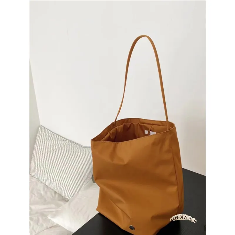 Designer Elevated Nylon Elegance: N/S Park Tote – Espaçoso, Atemporalmente Minimalista, marrom vermelho