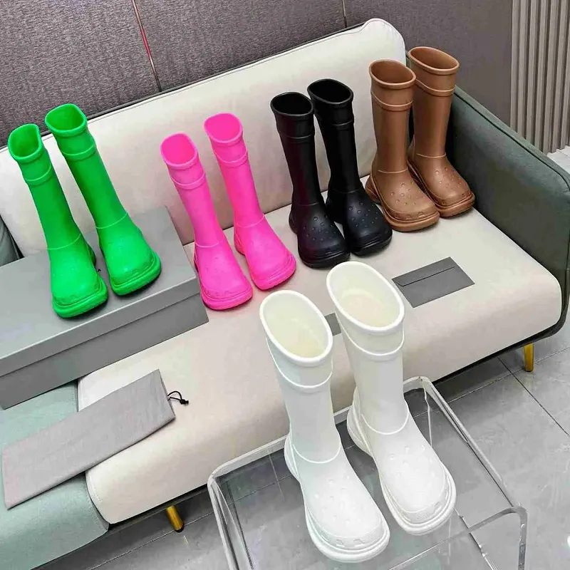 Botas de diseñador para mujer Botas de invierno de goma para lluvia Botas de lluvia Plataforma Tobillo Slip-On Medio Rosa Negro Verde Focalista Botines de lujo al aire libre Tamaño 35-43