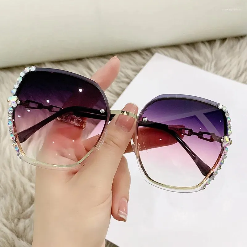 Solglasögon överdimensionerade kvinnor lyxdesigner Vintage Rimless Sun Glasses Fashion Eyewear For Lady Big Fram Mirror Gradient