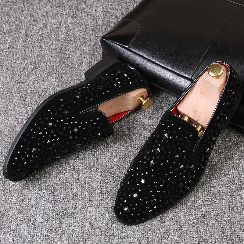 Klädskor svarta spikar varumärke mens loafers lyxskor denim och metall paljetter högkvalitativa männskor 231018