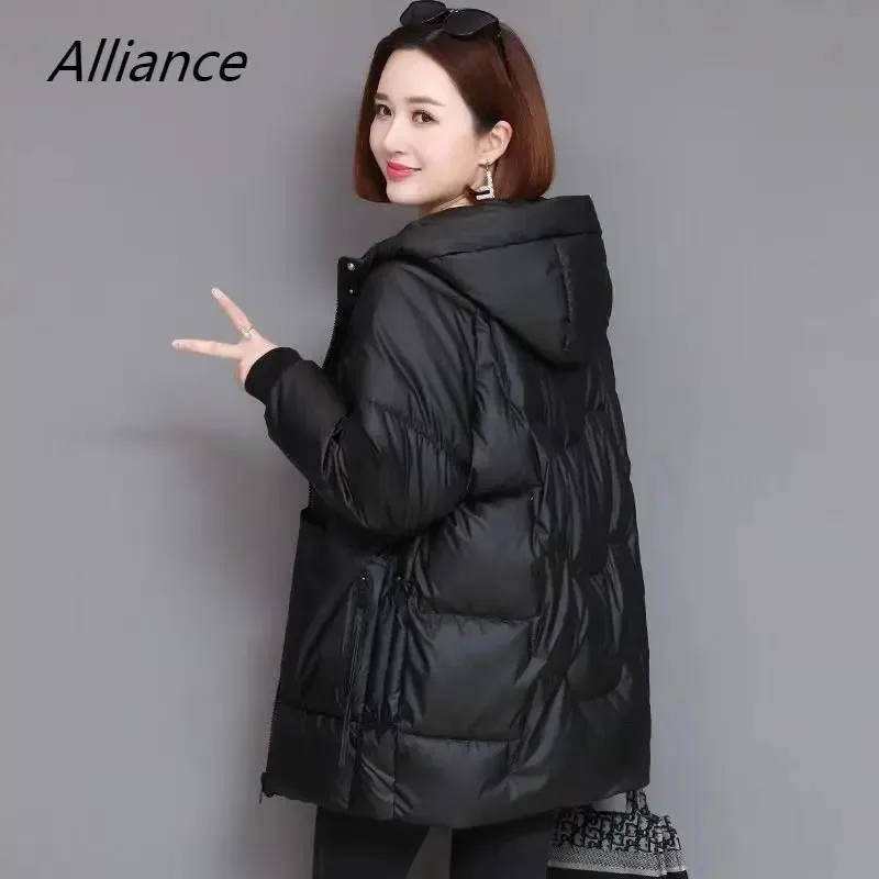 Parka da donna in piumino 2023 inverno donna lucida moda coreana di media lunghezza con cappuccio sciolto spesso caldo giacca da donna in cotone lucido nero 231017