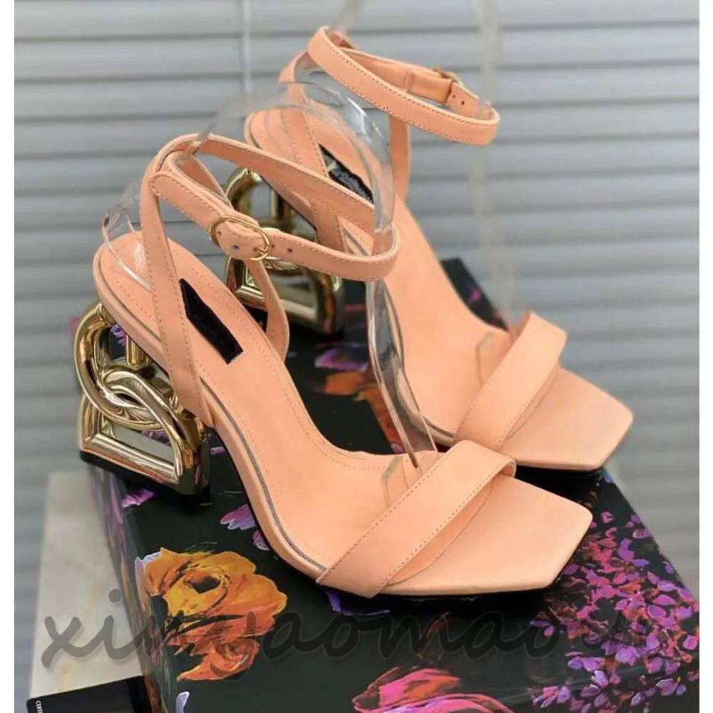 2023ss Nouvelles sandales femmes talons hauts chaussures diapositives femmes luxe designers mat véritable pompes en cuir dame pantoufle chaussures de mariage bas talon en métal