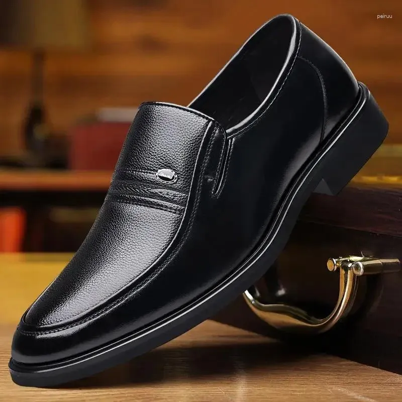 Zapatos de vestir para hombres 2023 Otoño Casual Slip-on Cuero negro Tablero británico Moda