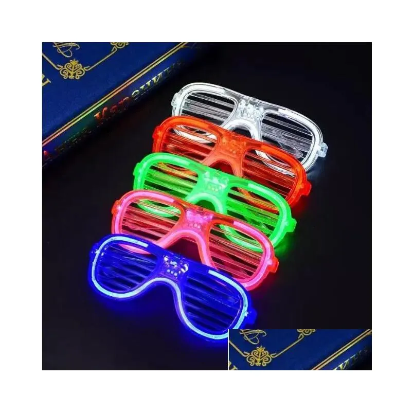 Party Favor Nouveau LED Lunettes de lumière Clignotant Volets Forme Flash Lunettes de soleil Danses Festival Décoration Maison Jardin Fête Fête Suppli Dhaqh