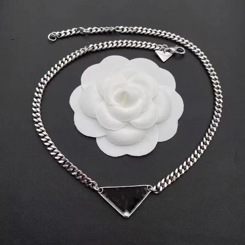 Lyxdesigner halsband älskar smycken klassiker kvinnor kedja rostfritt stål silverhängen triangel charm älskare design juvelerys280g