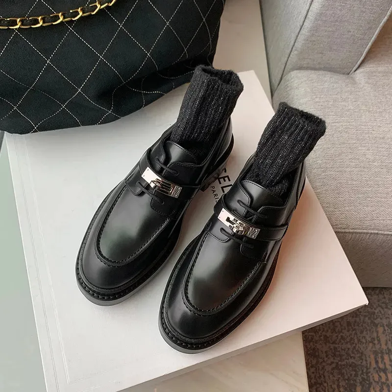 Klänningskor kvinna brittisk stil spetsig tå casual kvinnliga sneakers modis clogs plattform oxfords grunt mun loafers med päls ne 231019