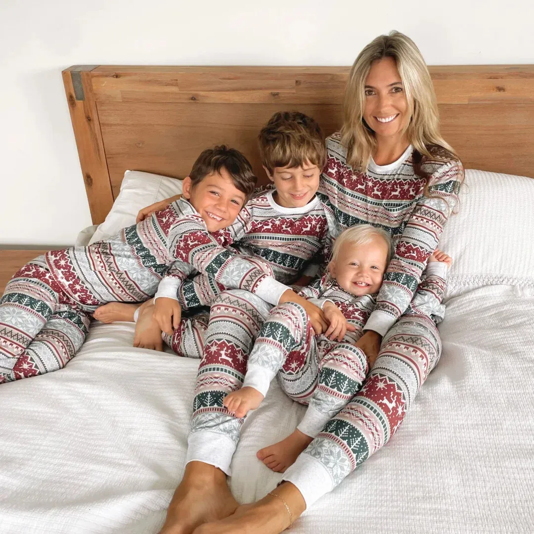 Daunenmantel 2023 Familien-Weihnachtspyjama Mutter Tochter Vater Sohn Passende Outfits Lässiges Pyjama-Set Jahreskleidung Weihnachtsgeschenk-Look 231018