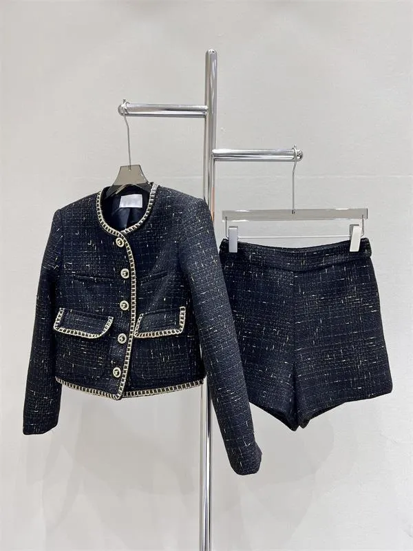 Chan 2023 CCC Dwupoziomowy scenariusz designerski designerski projekt mody tweed garnitur tweed kurtka krótka spodnie dwupoziomowe wypoczynek modny