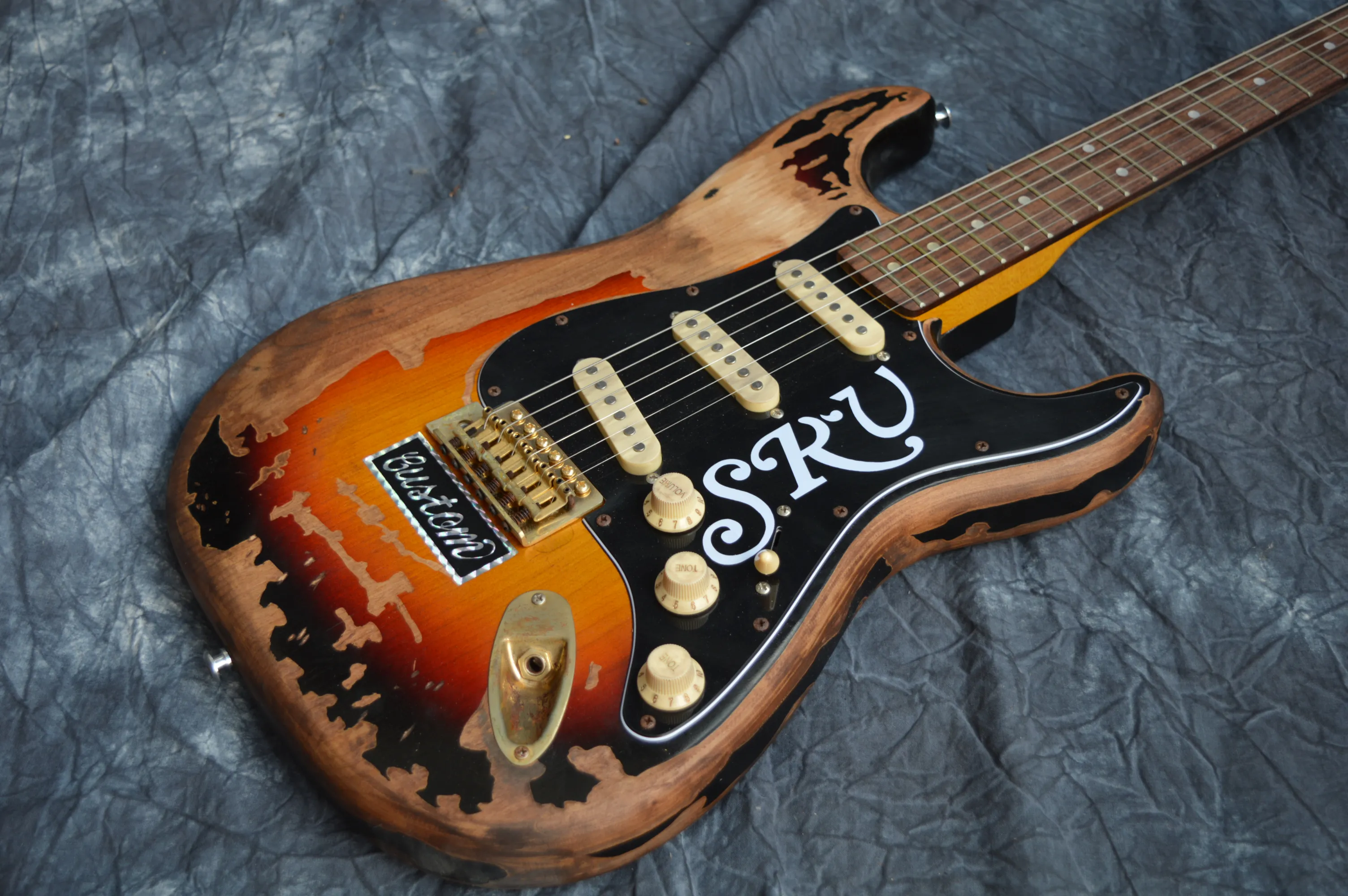 Relic Ome E-Gitarre, Korpus aus Erle, Gold-Hardware