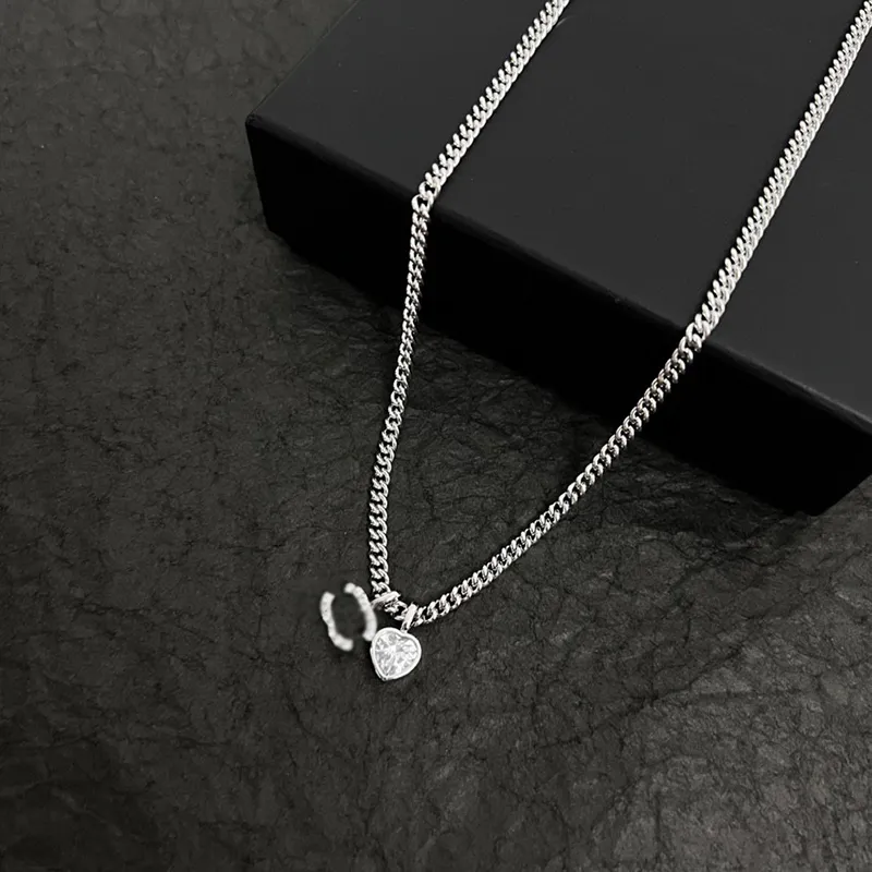 Mode Femmes Bijoux Collier Simple Polyvalent Moyen Âge Lettre Style Coeur Forme Design Charme Exquis Designer Huali Atmosphère Dame Pendentif