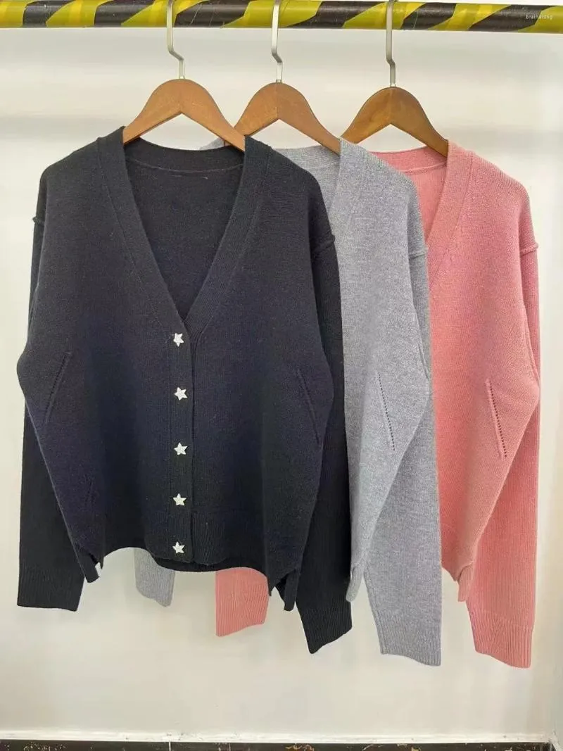 Tricots pour femmes Femmes Étoiles Boutons Pull Couleur Unie Col En V À Manches Longues Pull En Tricot Dames Cardigan À Boutonnage Simple Automne 2023