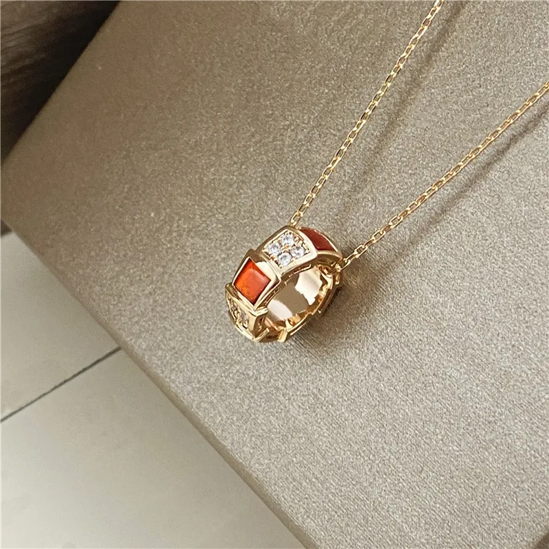 Necklace Necklace Stainless Pendant Steel Jewelry Woman Shell Rose Gold Sier Chain Red Green Snake ring Necklaces Designer bulgarie Jewelrys Christmas Party Gift