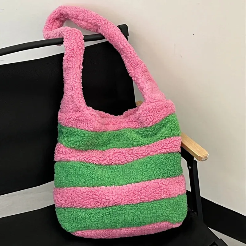 Sacs de soirée Sacs en peluche coréens pour femmes de luxe Designer sac à main bourse fausse fourrure imitation laine d'agneau couleur contraste rayé épaule 231018