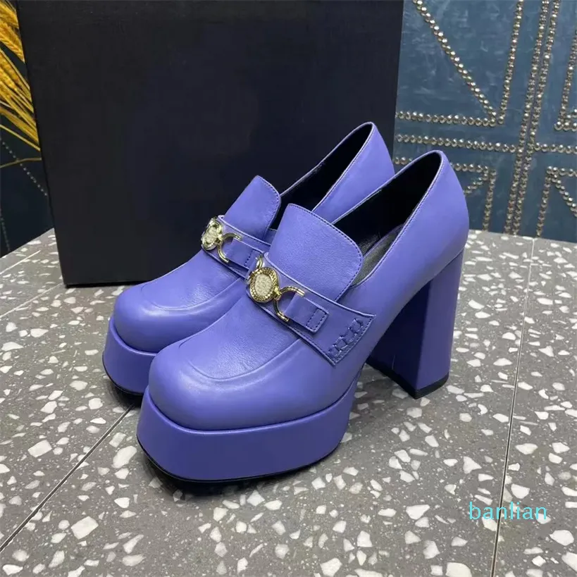 Bekväm plattformsklänningskor Kvinnor Designer Pumpskor Läderbältet Buckle Decoration Thick Heels Casual fyrkantiga tå mössor