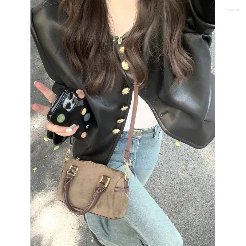 秋のゆったりと多目的なOネックトップファッションの女性服のための女性の革の甘い女の子の金属バックルブラックジャケット