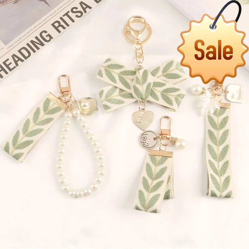 Elegant Leaf Pattern Wristlet Keychain Cute Pearl Shell Pendant With Keyrings Strap For Women Keys Phones Wallets Decoration