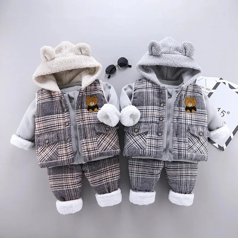 Conjuntos de roupas Meninos e meninas dos desenhos animados urso terno infantil camisola com capuz colete de três peças com pelúcia engrossado sportswear térmico 231019