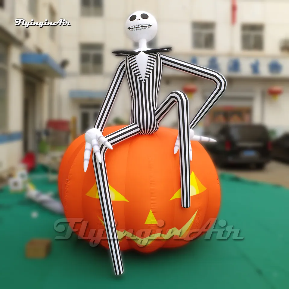 4m artistieke elegante opblaasbare skeletheer zittend op de Halloween-pompoenhoofdballon voor tuindecoratie