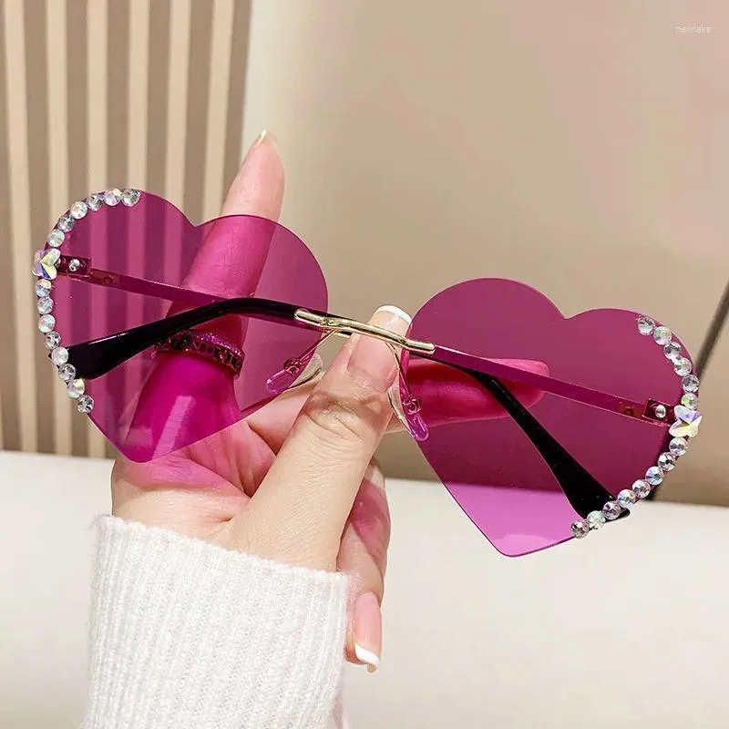 Solglasögon lyxig diamant vintage Rimless Love Heart Shaped Women Gradient Sun Glasses Rhinestone Crystal Lens Fashion Shades