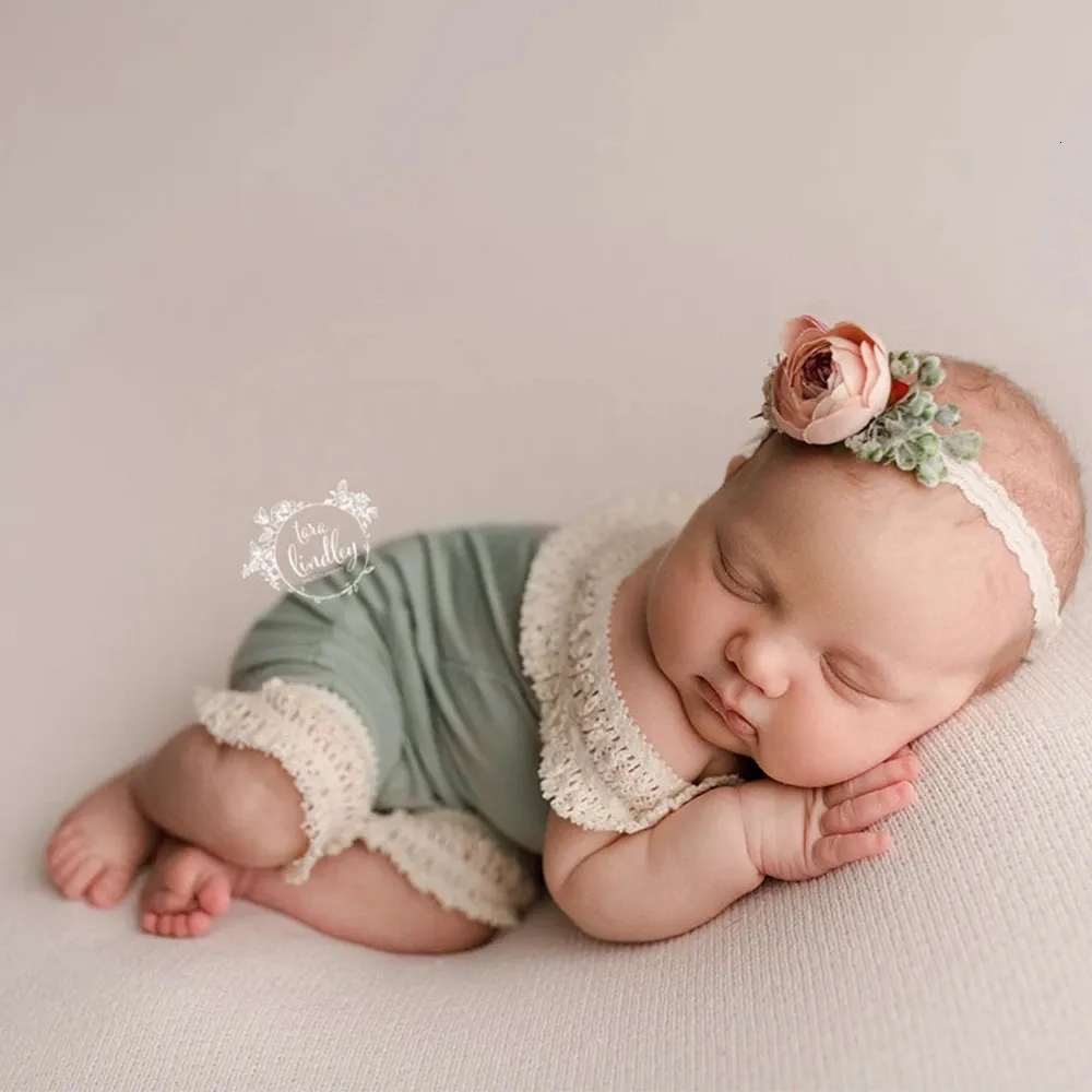 Haarschmuck geboren Pografie Requisiten Baby Mädchen Kleidung Halo Blume Stirnbänder Spitze Outfit Strampler Bebe Poshoot Ching Set 231019