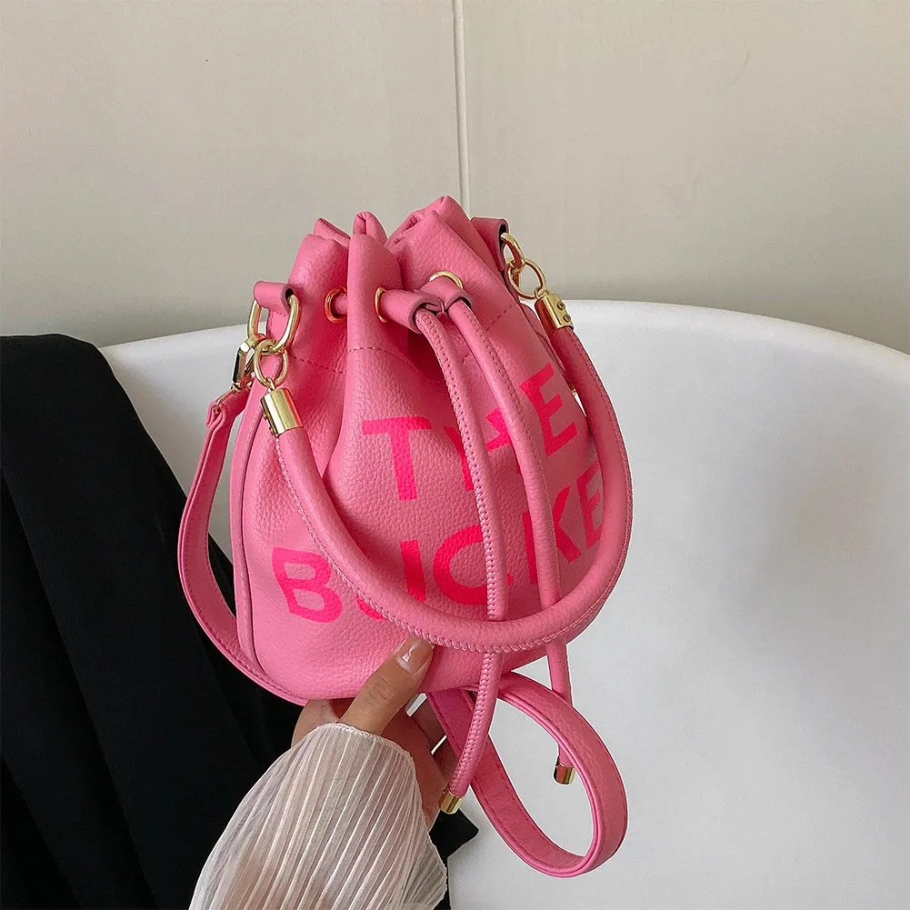 Kvällspåsar The Bucket Bag Designer Crossbody for Women Brand Luxury Sling Axel Handväskor Kvinnlig läder Small Tote Bolsa Sac 231018