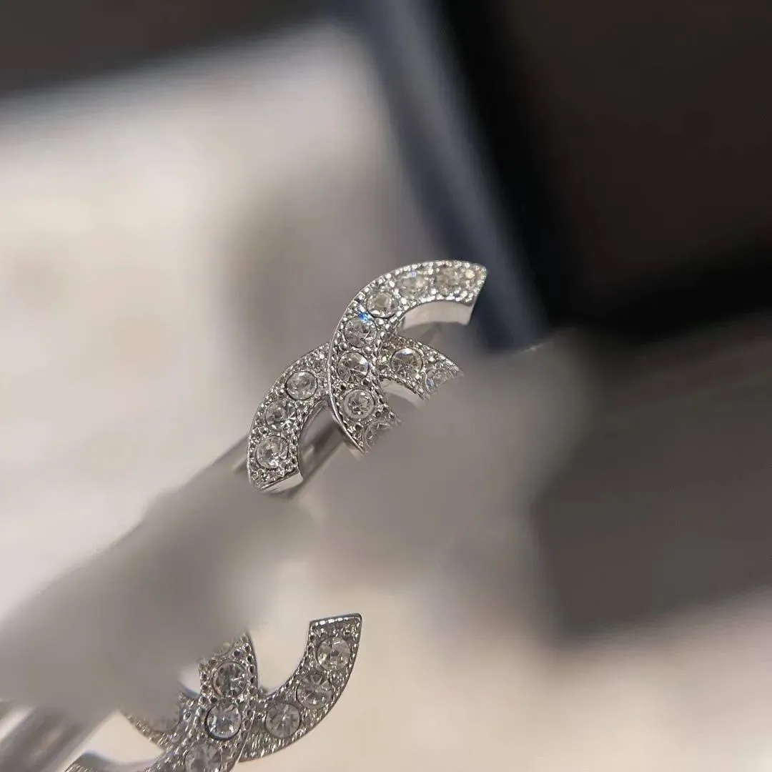 أزياء الأزياء أقراط امرأة مصممة فاخرة حاشية متعددة الألوان C حروف المجوهرات نساء 18K Diamond Wedding Giftsq4 مفاجأة الهدية