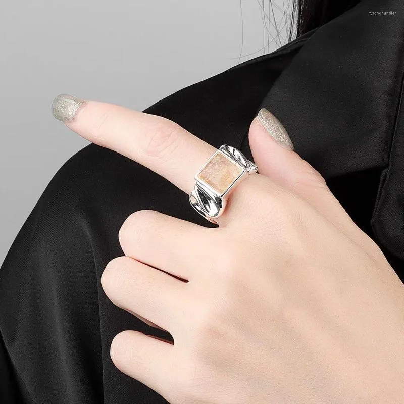 Cluster Rings Livvy Minimalist Trendy Silver Color Chic Simple Aquare Ring For Women Open Wide Oregelbundna Handgjorda festsmycken gåvor