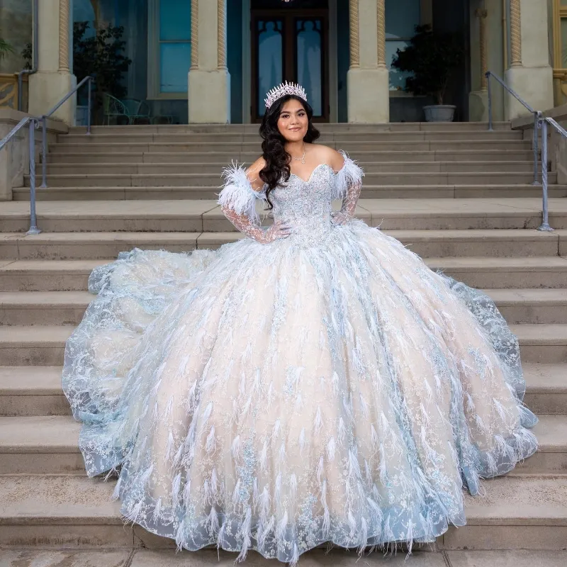 2024 فاخرة السماء الزرقاء الأميرة Quinceanera فساتين الديكورات الزائفة ريشة الحفلات ثوب تول أناقة حلوة فيديدو دي 15 16 أنوس