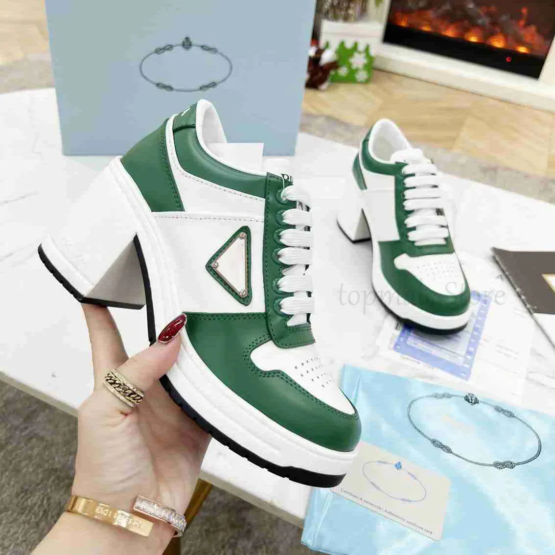 Luxe dames monolith schoenen met hoge hakken designer driehoek logo kleding schoenen zwart wit rood mode lederen trainer sneakers versnelling driehoek P casual schoenen C1019-3