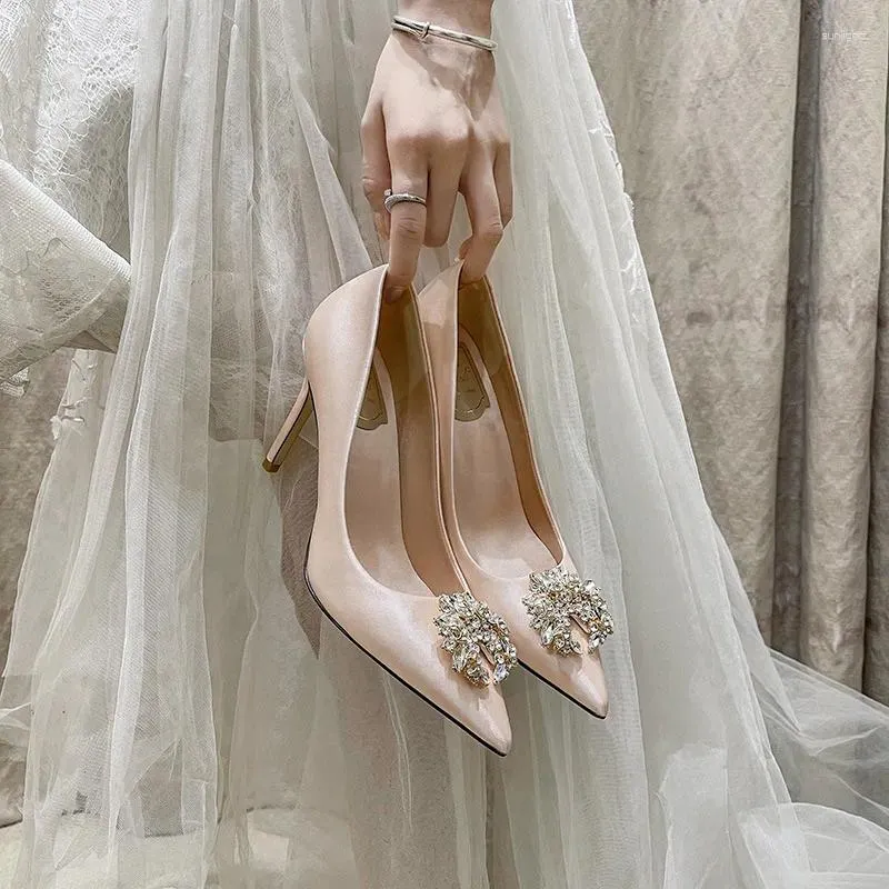 Классические туфли Белые атласные туфли-лодочки с острым носком, кристаллами и стразами, цветком, без шнуровки, на шпильке, на высоком каблуке, для вечеринки подружки невесты, большой размер 3243