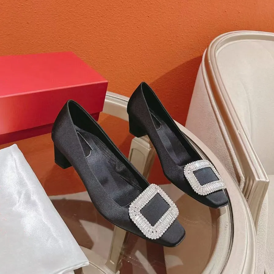 Cristal preto embelezado Sandálias de tornozelo de salto agulha saltos stiletto para mulheres festa sapatos de noite aberto dedo do pé bezerro espelho de couro designers de luxo calçados de fábrica