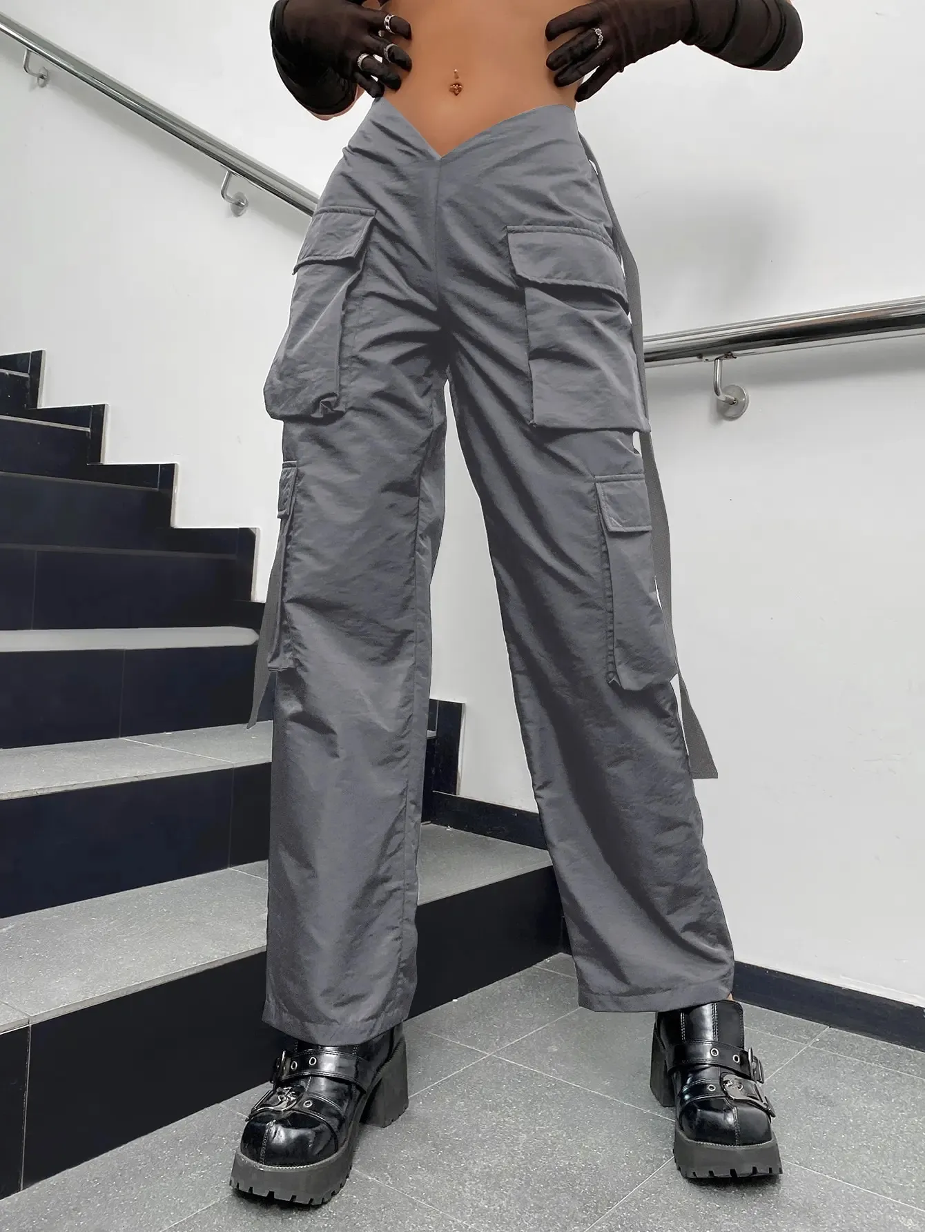Женские брюки 2023, женские модные брюки-карго Street Vibes с карманами и боковыми карманами с V-образным вырезом на талии, однотонные брюки для бега с парашютом Mujer 231018