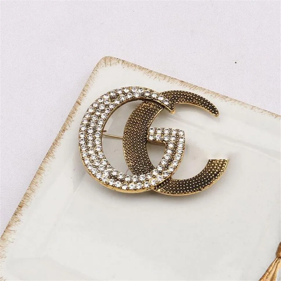 Plaqué Or 18 Carats Double Lettres Broche De Luxe Rétro Simple Personnalité Classique Marque Designer Broches Femmes Perle Strass Costume 290m