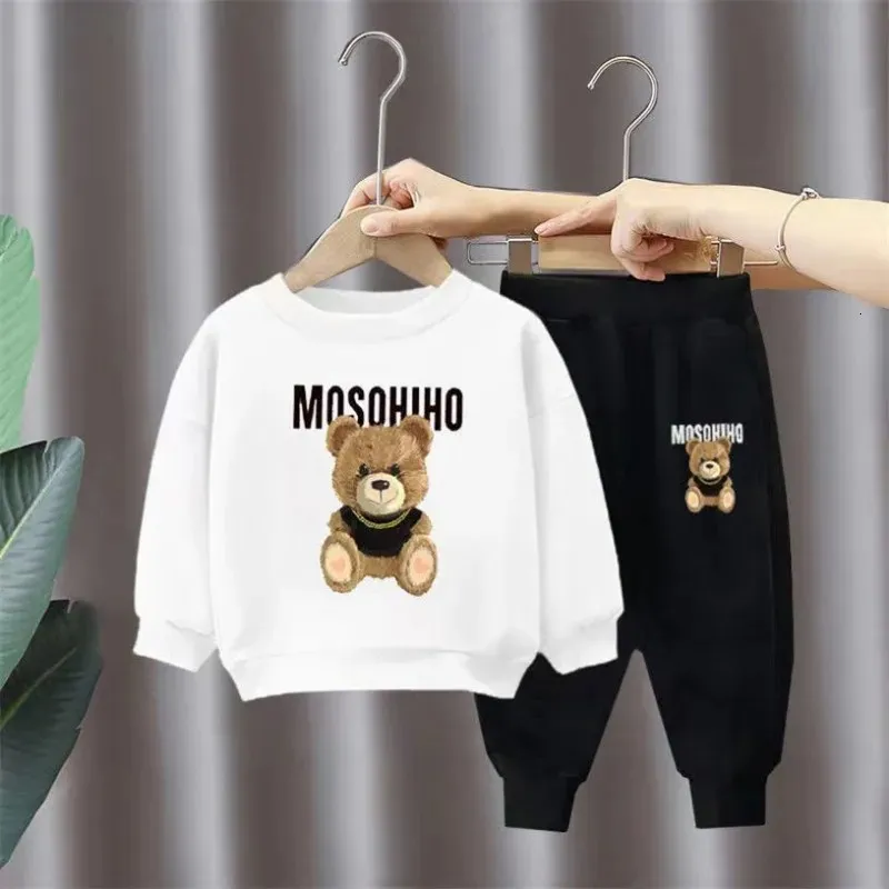 Set di abbigliamento Abbigliamento per bambini Completo primaverile e autunnale Felpa con cappuccio stampata per bambini nuovi cartoni animati Pantaloni per ragazzi e ragazze a maniche lunghe Set di due pezzi 231019