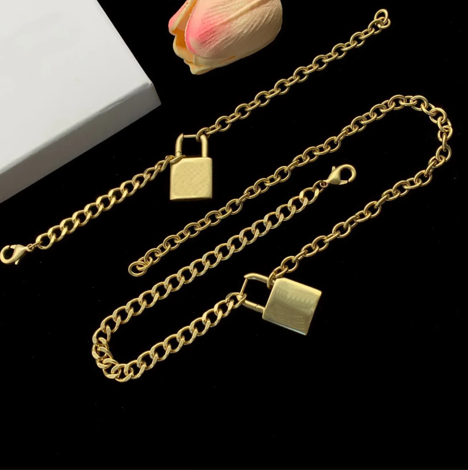 B Letter Lock Head Detachable Three In One Necklace Bracelet Earrings Simple And Fashionable Copper Plated Vintage Gold Jewelry Sets BB1001