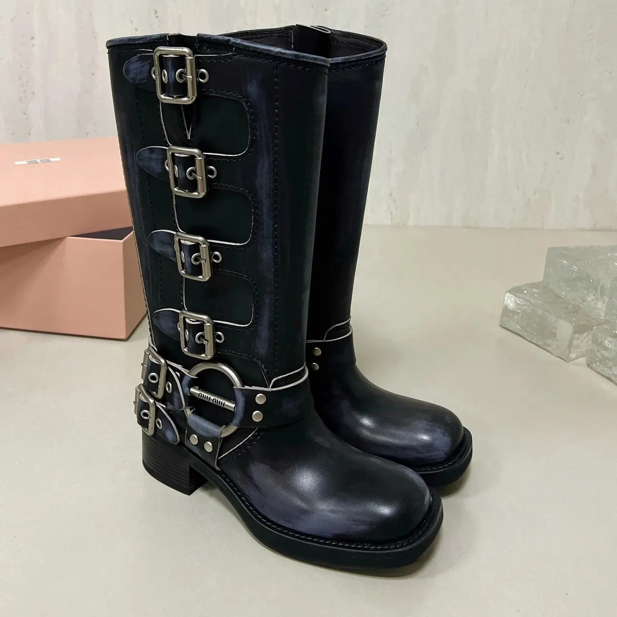 مصممة نساء حزام حزام البقر البقر من الجلد راكب الدراجة النارية أحذية الركبة مكتنزة الكعب Zip Knight Boots Fashion Square Toe في الكاحل خمر أحذية الدنيم الغربية عالية