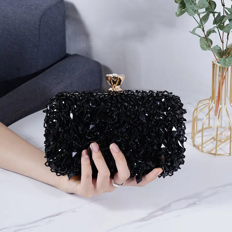 Kvällspåsar Kvinnor Evening Bags Fashion Luxury Sequin Beaded Banket Handväskor Kopplingar Damkedja Små axelväska Purses 231019